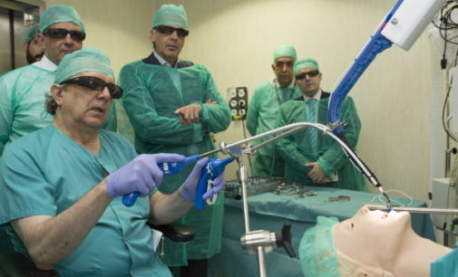 La Comunidad implanta el primer sistema de cirugía robótica flexible de España, que permite operar sin cicatriz