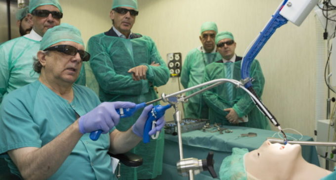 La Comunidad implanta el primer sistema de cirugía robótica flexible de España, que permite operar sin cicatriz