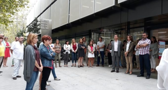 La Comunidad muestra su repulsa contra la violencia de género y guarda un minuto de silencio por las víctimas