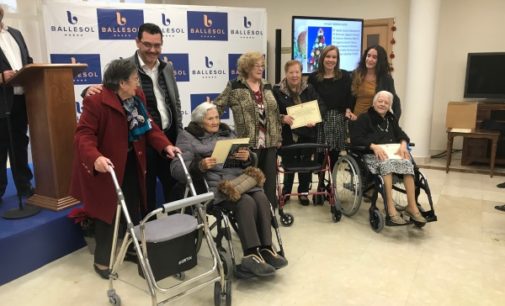 La Comunidad premia las mejores tarjetas de Navidad elaboradas por los mayores de la región