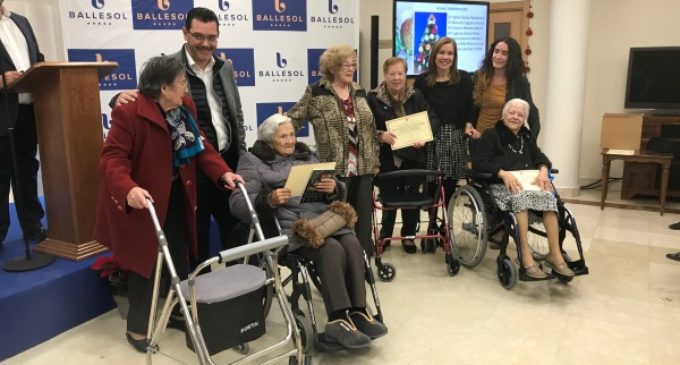La Comunidad premia las mejores tarjetas de Navidad elaboradas por los mayores de la región