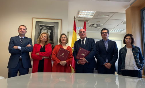 La Comunidad y CEDRO firman un acuerdo pionero sobre el pago de derechos de autor por el préstamo en las bibliotecas públicas