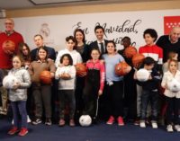 La Comunidad y la Fundación Real Madrid entregan regalos navideños a una veintena de menores tutelados