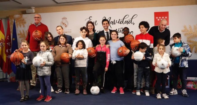 La Comunidad y la Fundación Real Madrid entregan regalos navideños a una veintena de menores tutelados