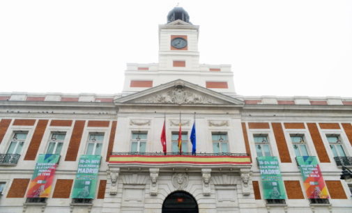La Real Casa de Correos despliega carteles en su fachada con motivo de la celebración de la Copa Davis en Madrid