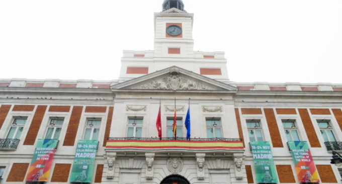 La Real Casa de Correos despliega carteles en su fachada con motivo de la celebración de la Copa Davis en Madrid