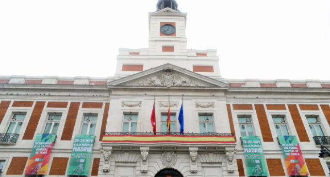 La Real Casa de Correos despliega carteles en su fachada con motivo de la celebración de la Copa Davis en Madrid
