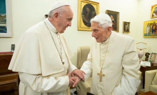 La firma del Papa emérito será retirada del libro del cardenal Sarah
