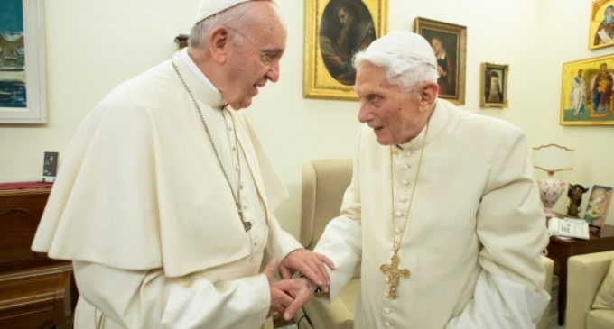 La firma del Papa emérito será retirada del libro del cardenal Sarah