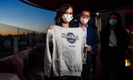 La presidenta de la Comunidad de Madrid, Isabel Díaz Ayuso, ha visitado el Hard Rock Hotel Madrid, que abrió sus puertas el pasado 1 de julio en la capital.