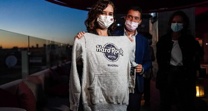 La presidenta de la Comunidad de Madrid, Isabel Díaz Ayuso, ha visitado el Hard Rock Hotel Madrid, que abrió sus puertas el pasado 1 de julio en la capital.