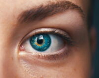 La sanidad pública madrileña implanta el primer dispositivo ocular pionero para tratar la degeneración macular asociada a la edad