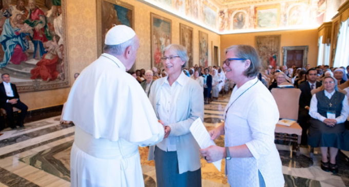 La labor de la red de religiosas contra la trata es «un ejemplo para nosotros, los hombres»