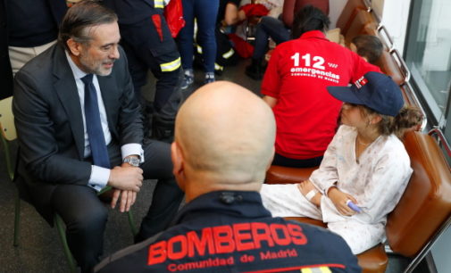 Los Bomberos de la Comunidad visitan en Navidad a los niños ingresados en hospitales de la región