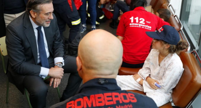 Los Bomberos de la Comunidad visitan en Navidad a los niños ingresados en hospitales de la región