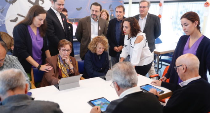 Los madrileños podrán deducirse 500 euros en el IRPF por el cuidado de familiares mayores de 65 años o con discapacidad