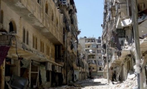 La población de Alepo, atrapada, bajo los ataques y luchando por sobrevivir tras el cerco del este de la ciudad