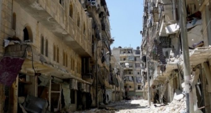 La población de Alepo, atrapada, bajo los ataques y luchando por sobrevivir tras el cerco del este de la ciudad