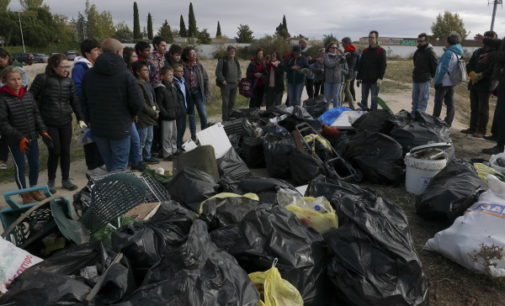 2 camiones para recoger la basura recolectada en una hora por vecinos de Majadahonda