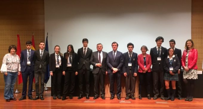 Alumnos de los colegios Caude y San Jaime participan en el Torneo Intermunicipal de debate de la Universidad Francisco de Vitoria
