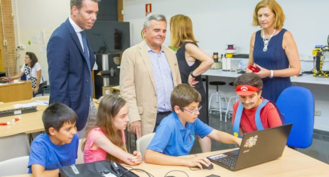 El Alcalde, Narcisco de Foxá, visita las Escuelas Tecnológicas de Majadahonda