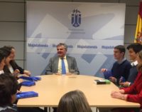 Majadahonda: El Alcalde recibe a los ganadores del Torneo Inter-municipal de Debate de la Universidad Francisco de Vitoria