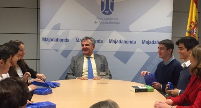 Majadahonda: El Alcalde recibe a los ganadores del Torneo Inter-municipal de Debate de la Universidad Francisco de Vitoria
