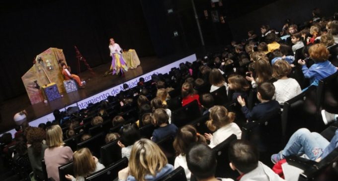 Majadahonda: Más de un millar de alumnos disfrutan del teatro y aprenden valores con “La Bruja Adelina”