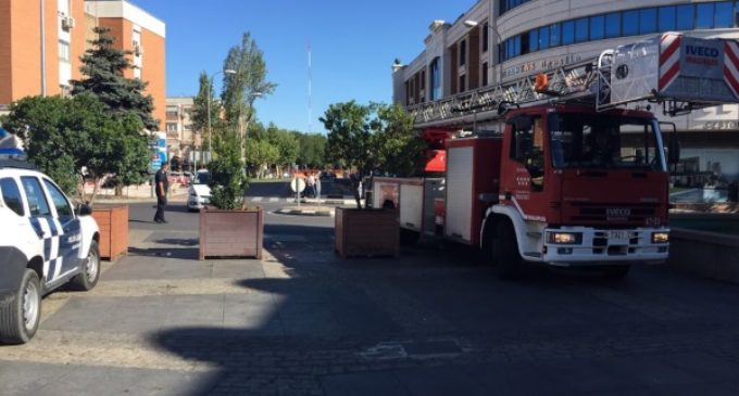 Majadahonda: El Ayuntamiento coloca maceteros de grandes dimensiones en las entradas a la calle peatonal Gran Vía