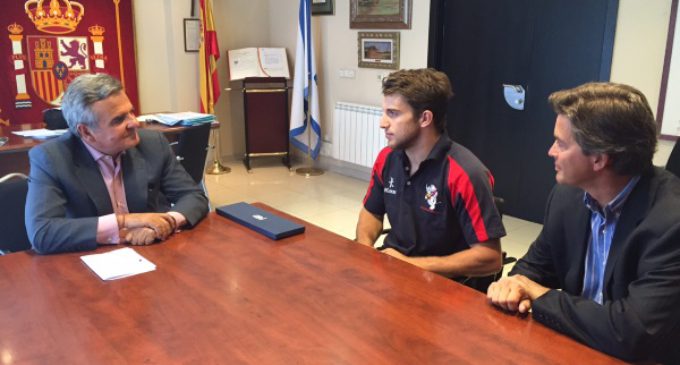 De Foxá recibe al jugador de rugby Pablo Fontes antes de partir hacia los Juegos Olímpicos de Río