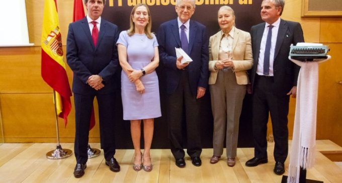 Santos Juliá recibe el Premio Umbral al Libro del Año