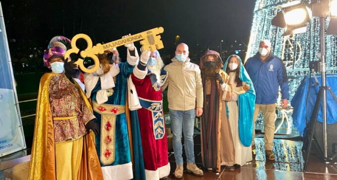 Los Reyes Magos repartieron toneladas de ilusión y caramelos a los niños de Majadahonda