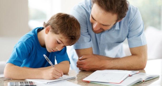 El taller de deberes comienza ofreciendo refuerzo a más de un centenar de escolares