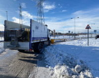 Majadahonda refuerza sus medios técnicos con retroexcavadoras y tractores para retirar la gran cantidad de nieve acumulada