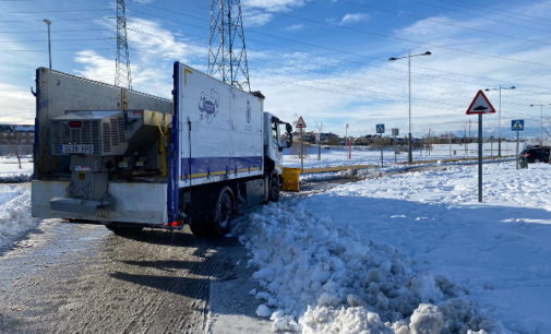 Majadahonda refuerza sus medios técnicos con retroexcavadoras y tractores para retirar la gran cantidad de nieve acumulada