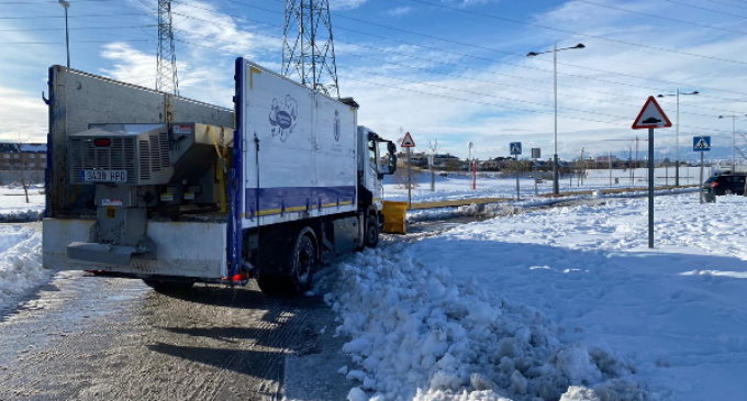 Majadahonda refuerza sus medios técnicos con retroexcavadoras y tractores para retirar la gran cantidad de nieve acumulada