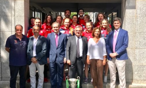 El Alcalde recibe al equipo femenino de Rugby Majadahonda, ganador de la Copa de la Reina