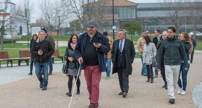 El parque Adolfo Suárez de Majadahonda, primero de España accesible para personas con discapacidad visual