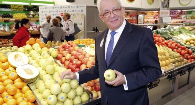 Sánchez Martos compra “manzanas solidarias”, cuya recaudación se destina a un Centro de Rehabilitación Integral