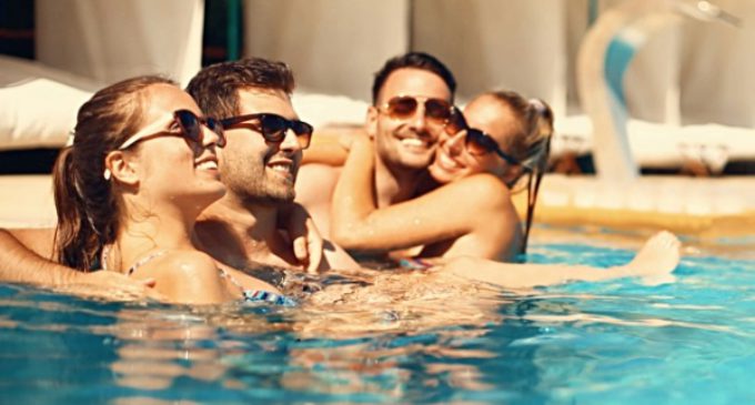 Sanidad recomienda el uso de gafas de sol y de agua para mantener una adecuada salud ocular en verano