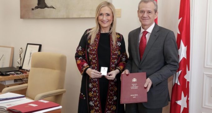 Cifuentes recibe la Memoria de la Fiscalía 2015 de manos del fiscal superior de Madrid