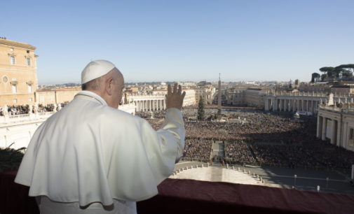 Mensaje del Papa en Navidad: «Que el Emmanuel sea luz para toda la humanidad herida»