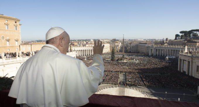 Mensaje del Papa en Navidad: «Que el Emmanuel sea luz para toda la humanidad herida»