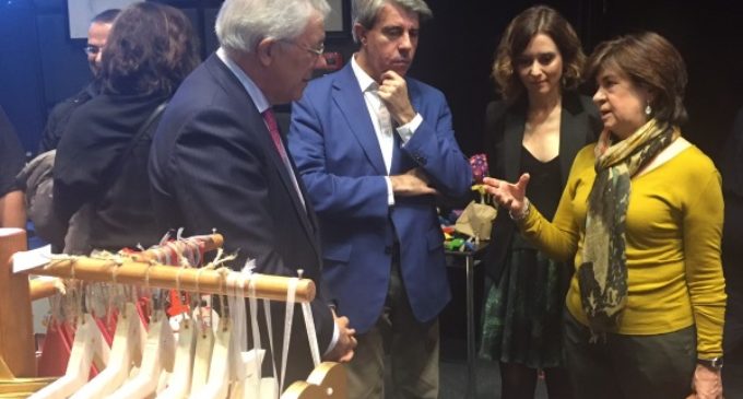 Garrido abre el mercadillo navideño que la Fundación Profesor Uría organiza con menores infractores
