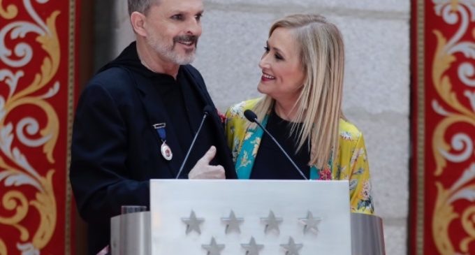 Cifuentes entrega a Miguel Bosé la Medalla Internacional de las Artes de la Comunidad de Madrid