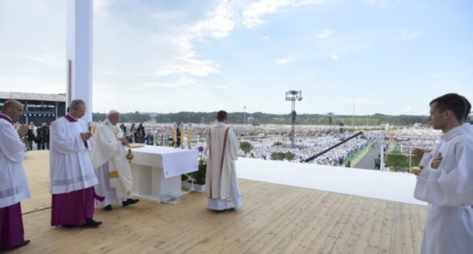 El Papa clausura la JMJ: ‘A Dios no le importa qué móvil tienes, le importas tú’