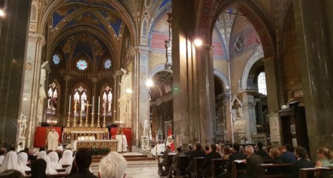Mons. Gallagher preside una misa en Roma, en las fiestas patrias de Perú