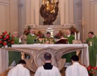 Mons. Becciu: “La política de Estados Unidos sobre migración nos preocupa”
