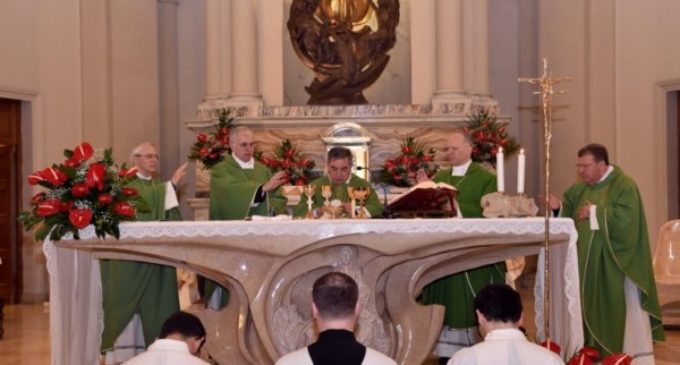 Mons. Becciu: “La política de Estados Unidos sobre migración nos preocupa”