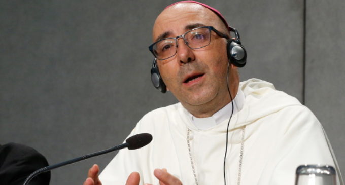 Monseñor David Martínez: «No queremos minicuras ni maxilaicos»